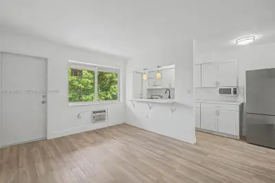 60 NW 79th St #10, Miami: photo 1 of 33