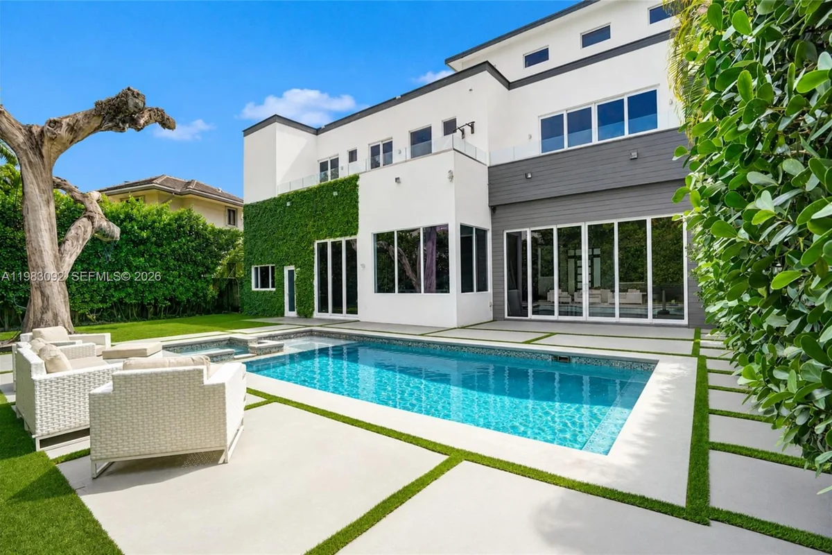 19914 NE 19th Ct, Miami: photo 1 of 35
