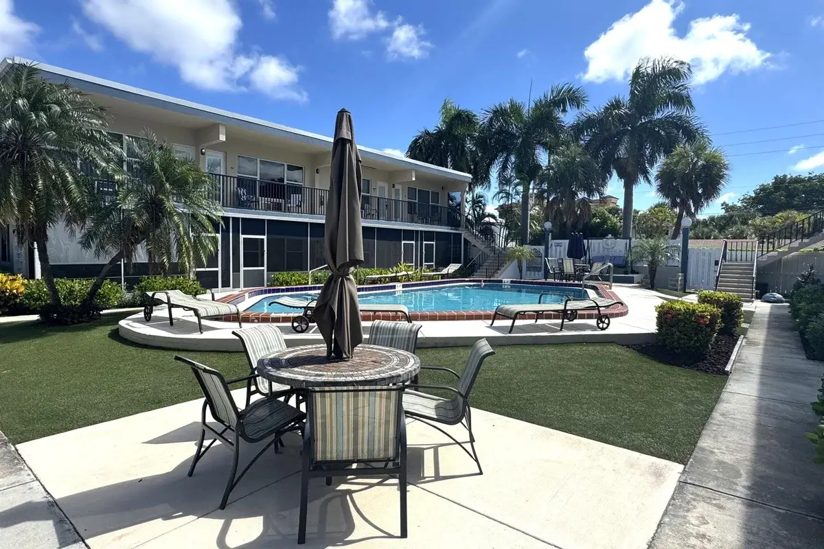 1960 NE 1st St #7d, Deerfield Beach: photo 1 of 18