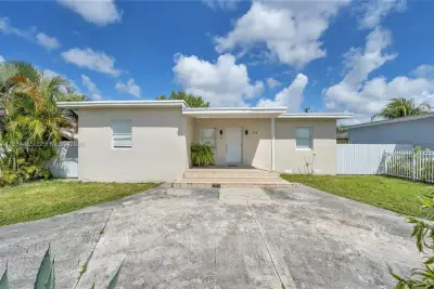 213 W 20th St, Hialeah: photo 1 of 21
