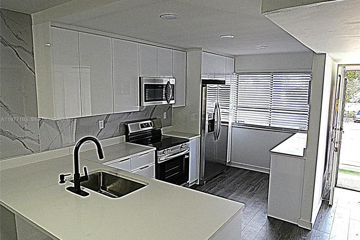 3591 Inverrary Dr #203, Lauderhill: photo 1 of 12