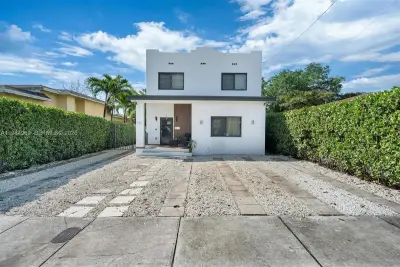 920 SW 9th St, Miami: photo 1 of 37