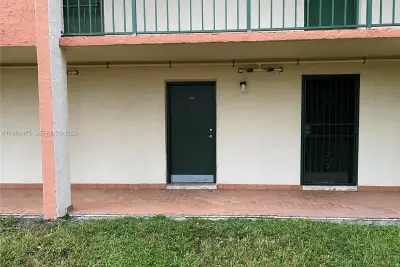 9405 W Flagler St #D105, Miami: photo 1 of 15