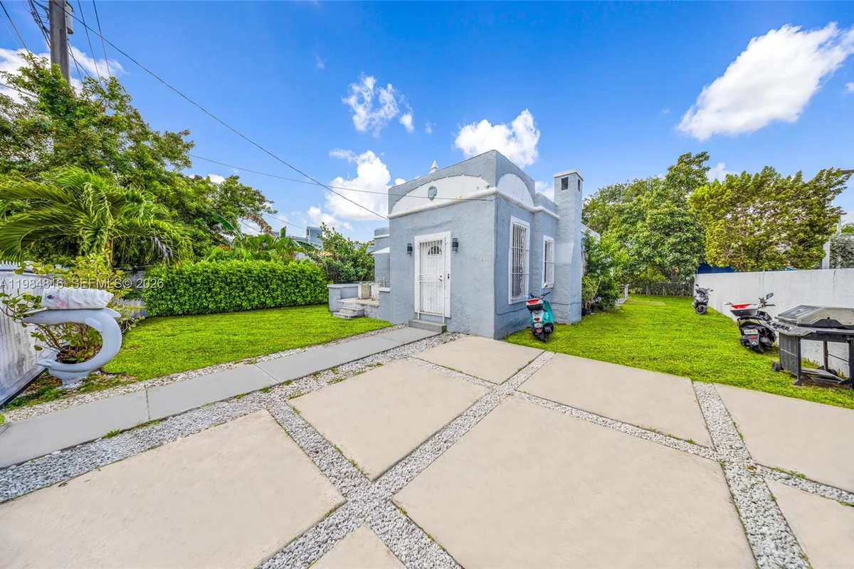 844 NW 29th St, Miami: photo 1 of 27
