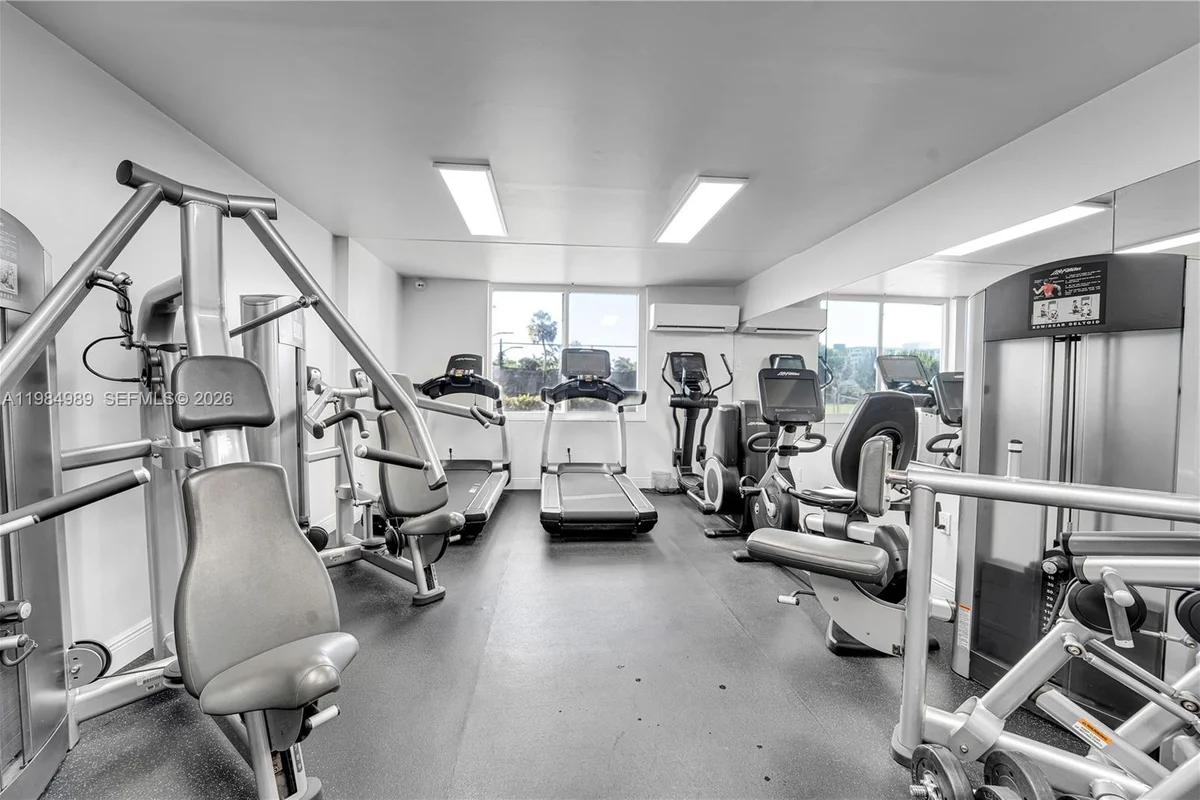 919 Hillcrest Dr #210, Hollywood: photo 1 of 7