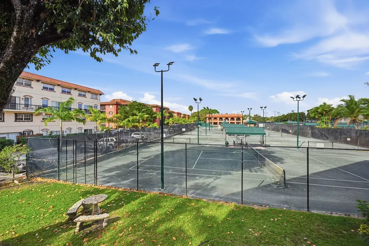 630 Tennis Club Dr #204, Fort Lauderdale: photo 1 of 33