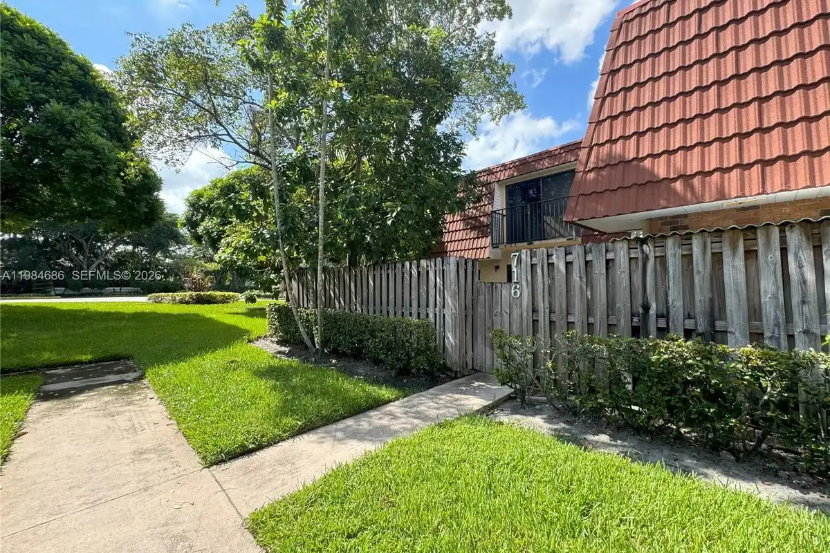 716 NW 98th Way, Plantation: photo 1 of 13