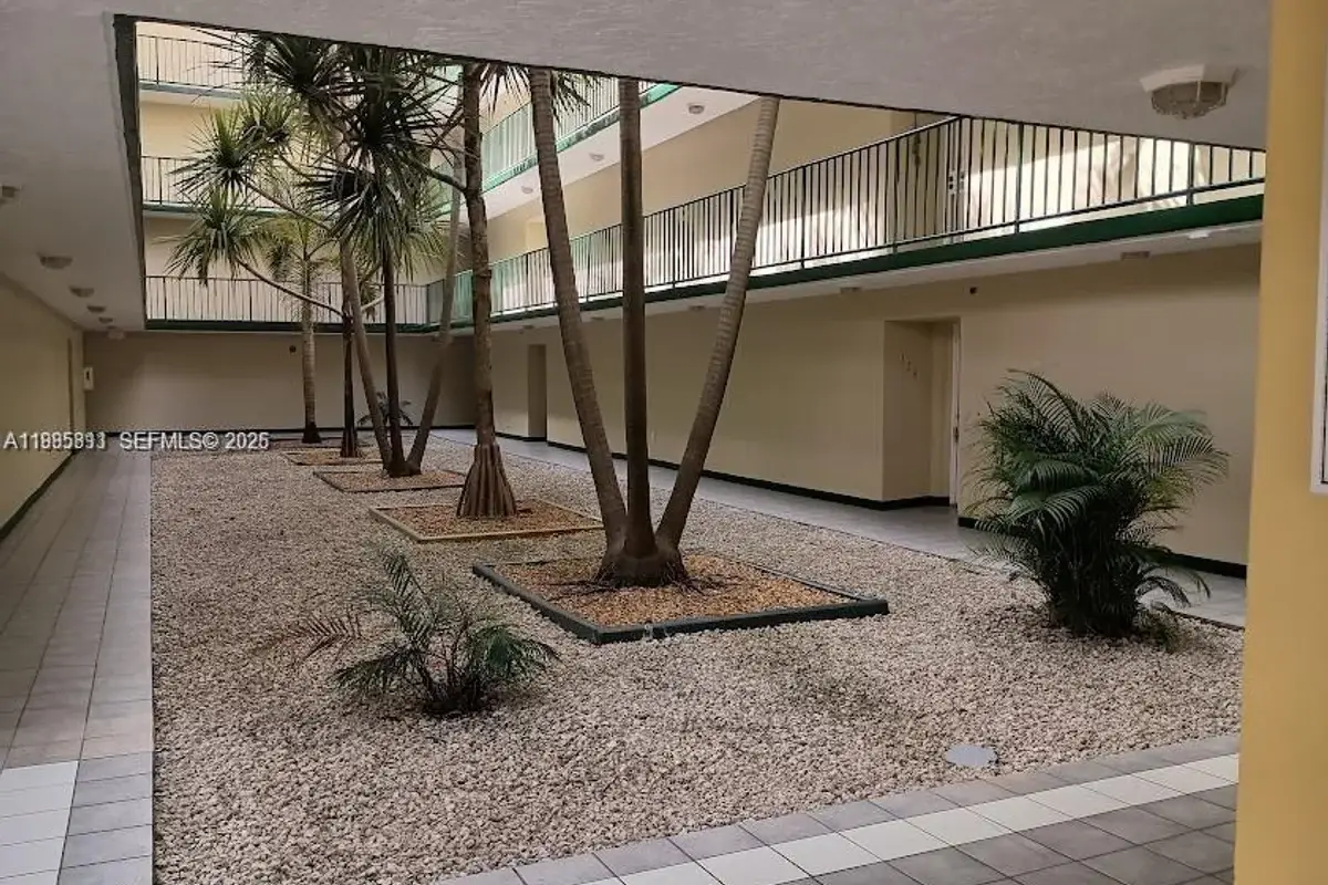 8321 NW 7th St #1-307, Miami: photo 1 of 12