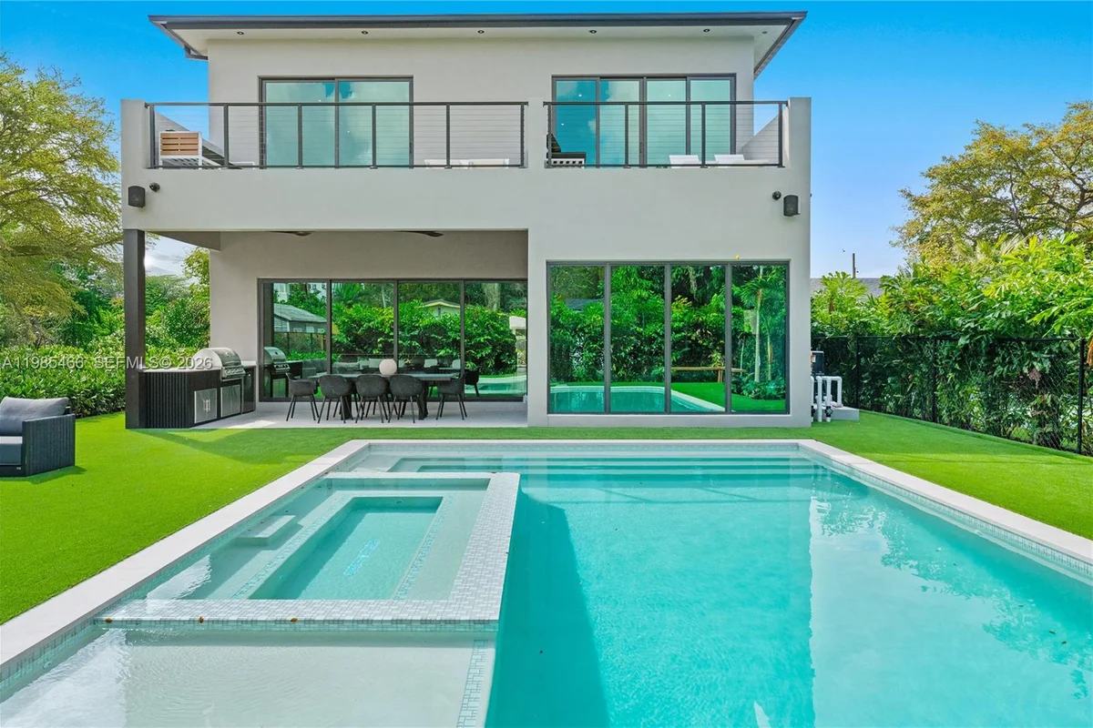 245 NE 116th St, Miami: photo 1 of 48