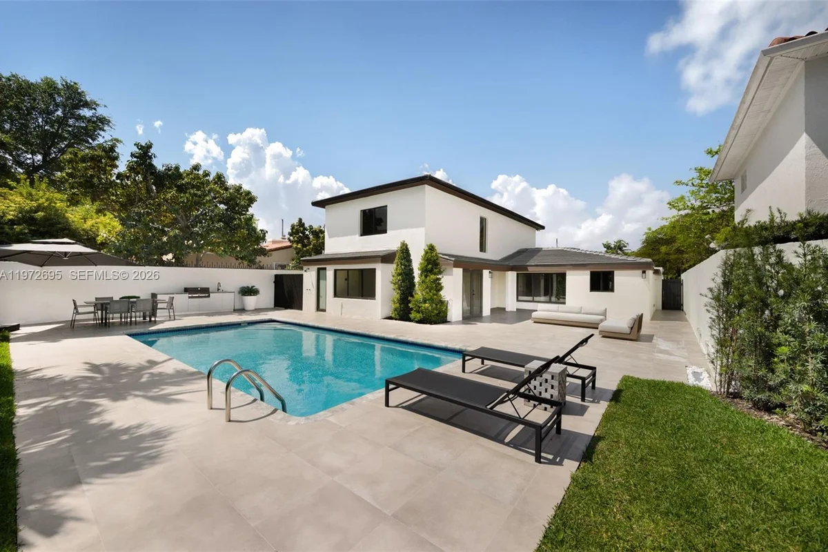 2805 SW 4th Ave, Miami: photo 1 of 42