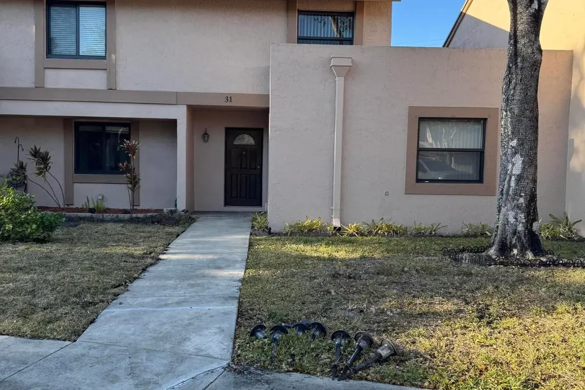 31 Chestnut Cir, Cooper City: photo 1 of 35
