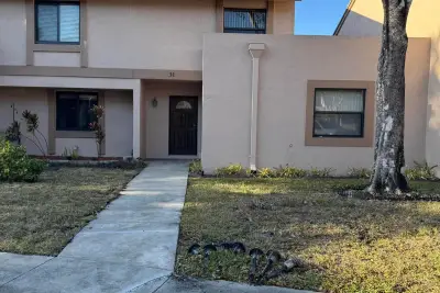 31 Chestnut Cir, Cooper City: photo 1 of 35