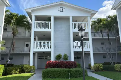 11 Colonial Club Dr #105, Boynton Beach: photo 1 of 24