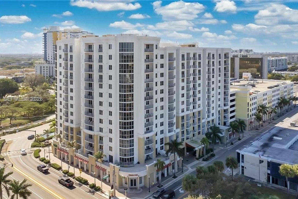 Condo in Hollywood: photo 1 of 19