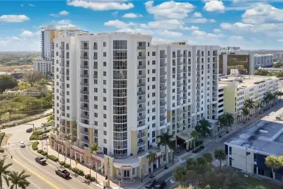 Condo in Hollywood: photo 1 of 19
