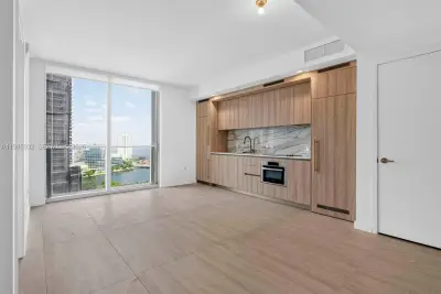 77 SE 5 St #2015, Miami: photo 1 of 55