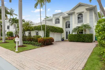 24 Grand Bay Estates Cir, Key Biscayne: photo 1 of 64