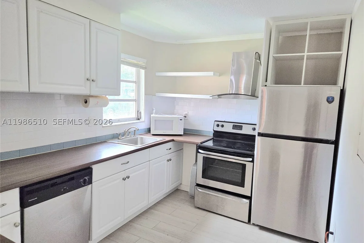 1700 NE 191st St #100, Miami: photo 1 of 22