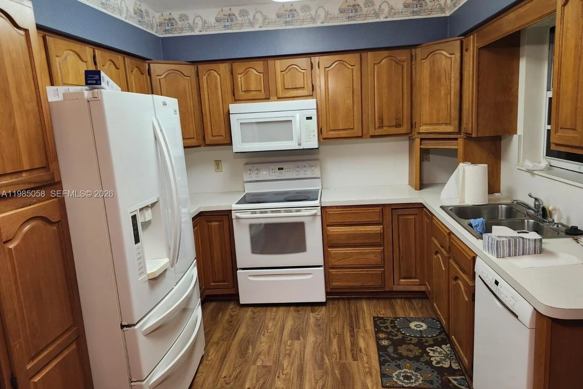 690 NW 19th St, Homestead: photo 1 of 12