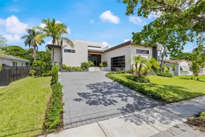 2161 NE 124th St, North Miami: photo 1 of 13