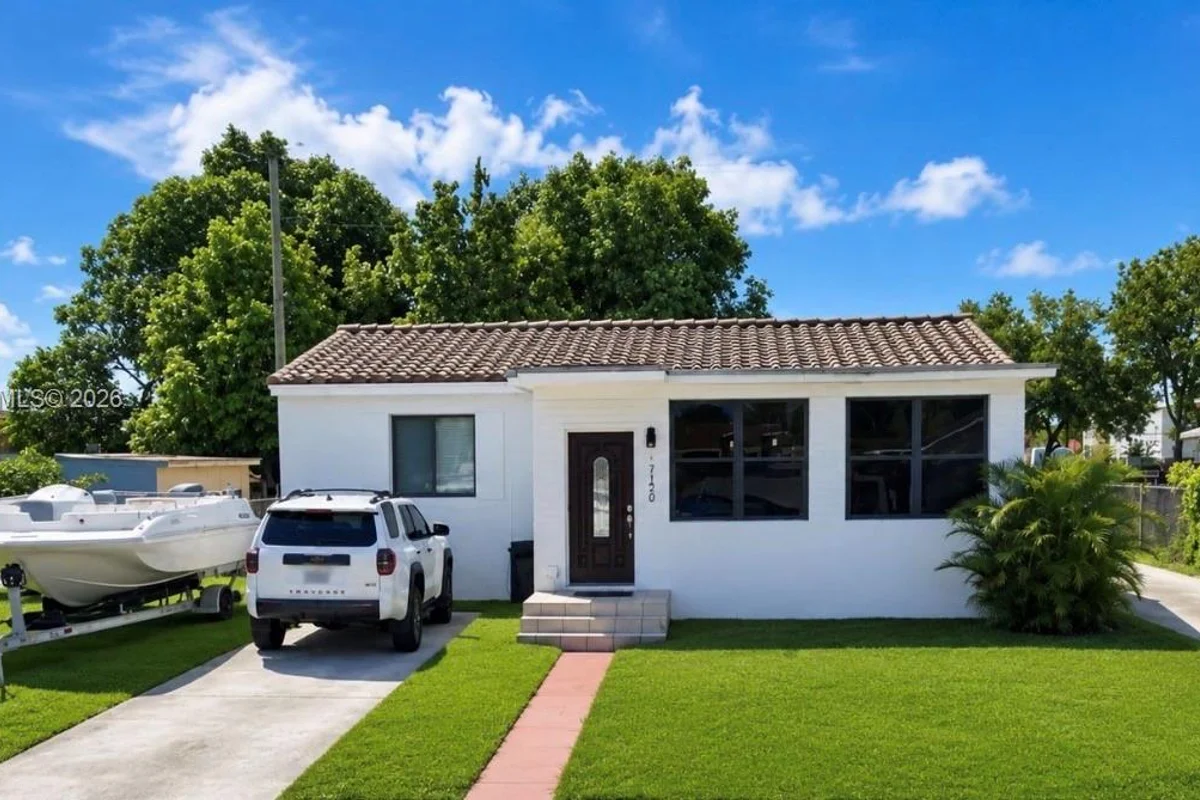 52 E 50th Pl, Hialeah: photo 1 of 23