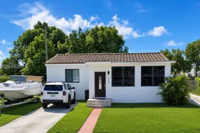 52 E 50th Pl, Hialeah: photo 1 of 23