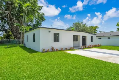 1010 NE 140th St, North Miami: photo 1 of 20