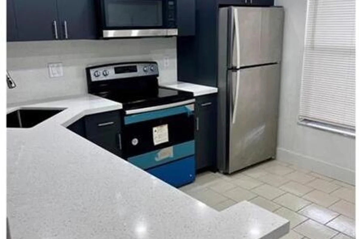 Condo in Tamarac: photo 1 of 10