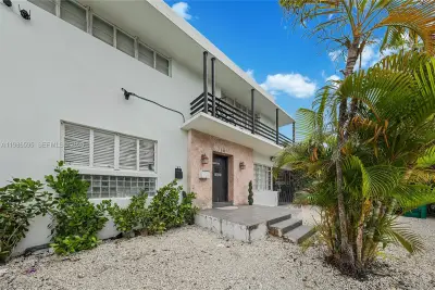 843 NW 3rd St #1, Miami: photo 1 of 28