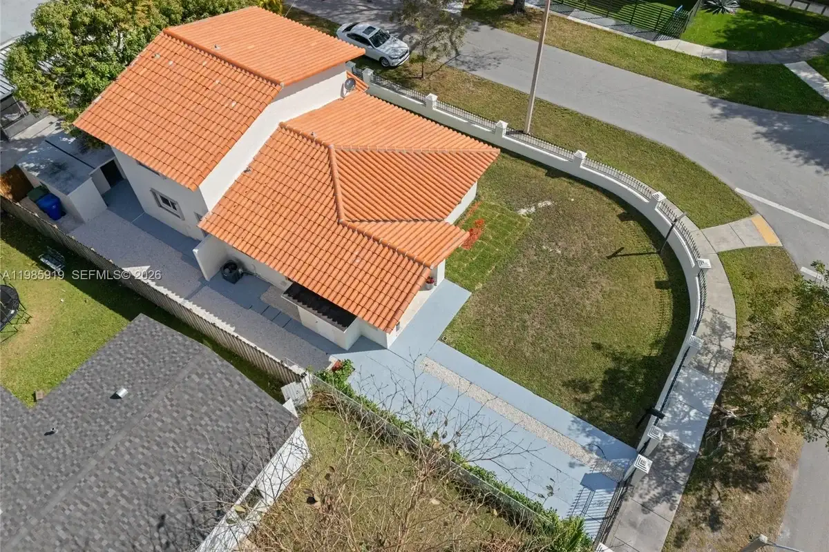 5251 SW 6th St, Miami: photo 1 of 39