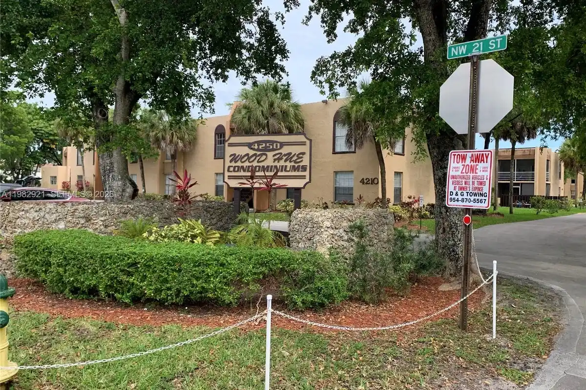 4210 NW 21st St #102, Lauderhill: photo 1 of 14