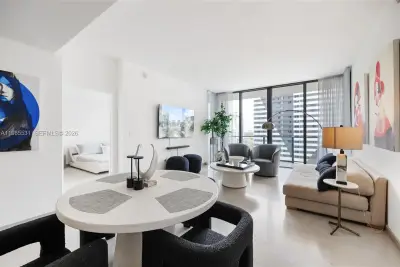 88 SW 7th St #1010, Miami: photo 1 of 39