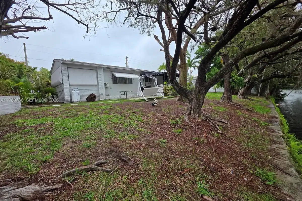 House in Miami Springs: photo 1 of 16
