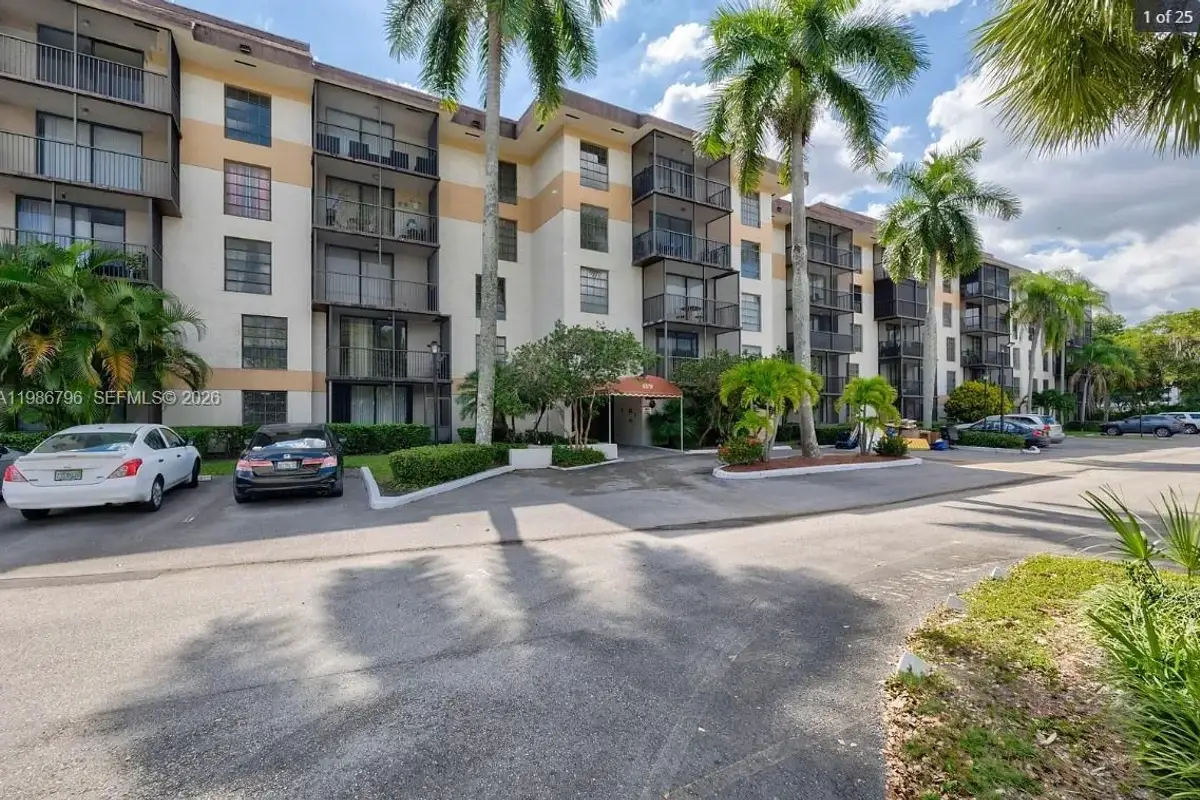 Condo in Lauderhill: photo 1 of 22