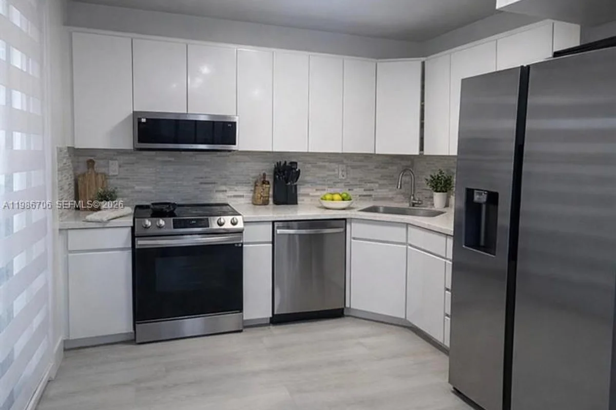 671 NE 195th St #219-E, Miami: photo 1 of 13