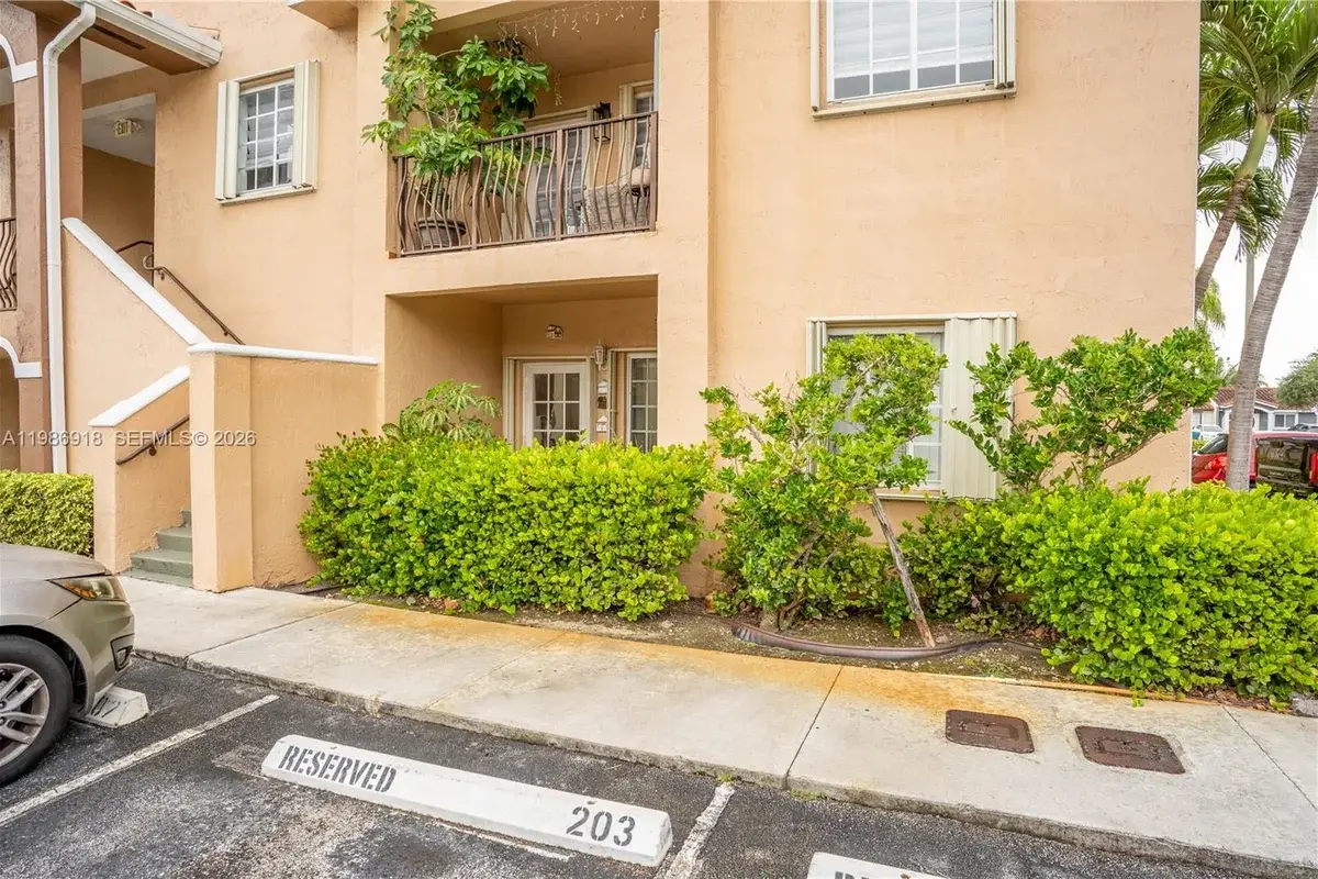 17425 NW 75th Pl #101, Hialeah: photo 1 of 37