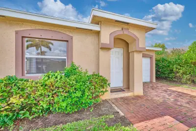 556 E Ridge Cir N, Boynton Beach: photo 1 of 39
