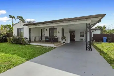 1608 NE 34th St, Oakland Park: photo 1 of 22