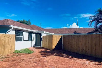 615 NE 2nd Ave, Delray Beach: photo 1 of 35