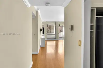 Condo in Coral Gables: photo 1 of 20