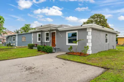217 NW 14th St, Belle Glade: photo 1 of 20