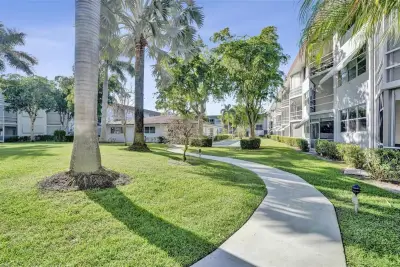 400 SE 10th St #308, Deerfield Beach: photo 1 of 17