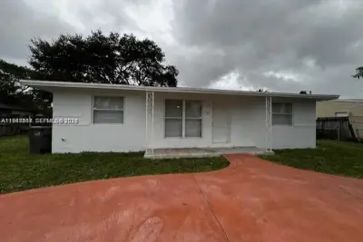 3811 SW 31st Ct, West Park: photo 1 of 10