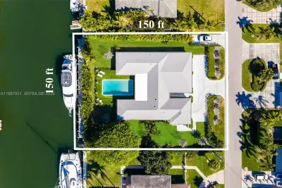 424 Alamanda Dr, Hallandale Beach: photo 1 of 53