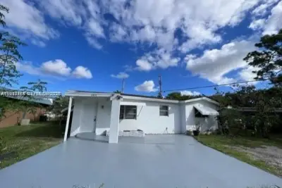 2601 SW 5th St, Fort Lauderdale: photo 1 of 8