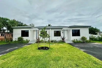 2377 NW 105th St #1, Miami: photo 1 of 21