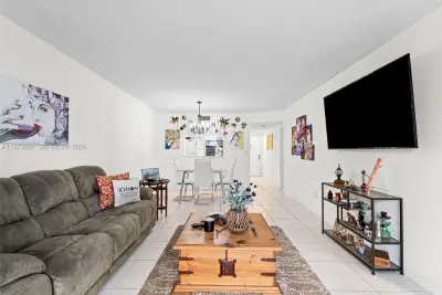 901 Colony Point Cir #304, Pembroke Pines: photo 1 of 48