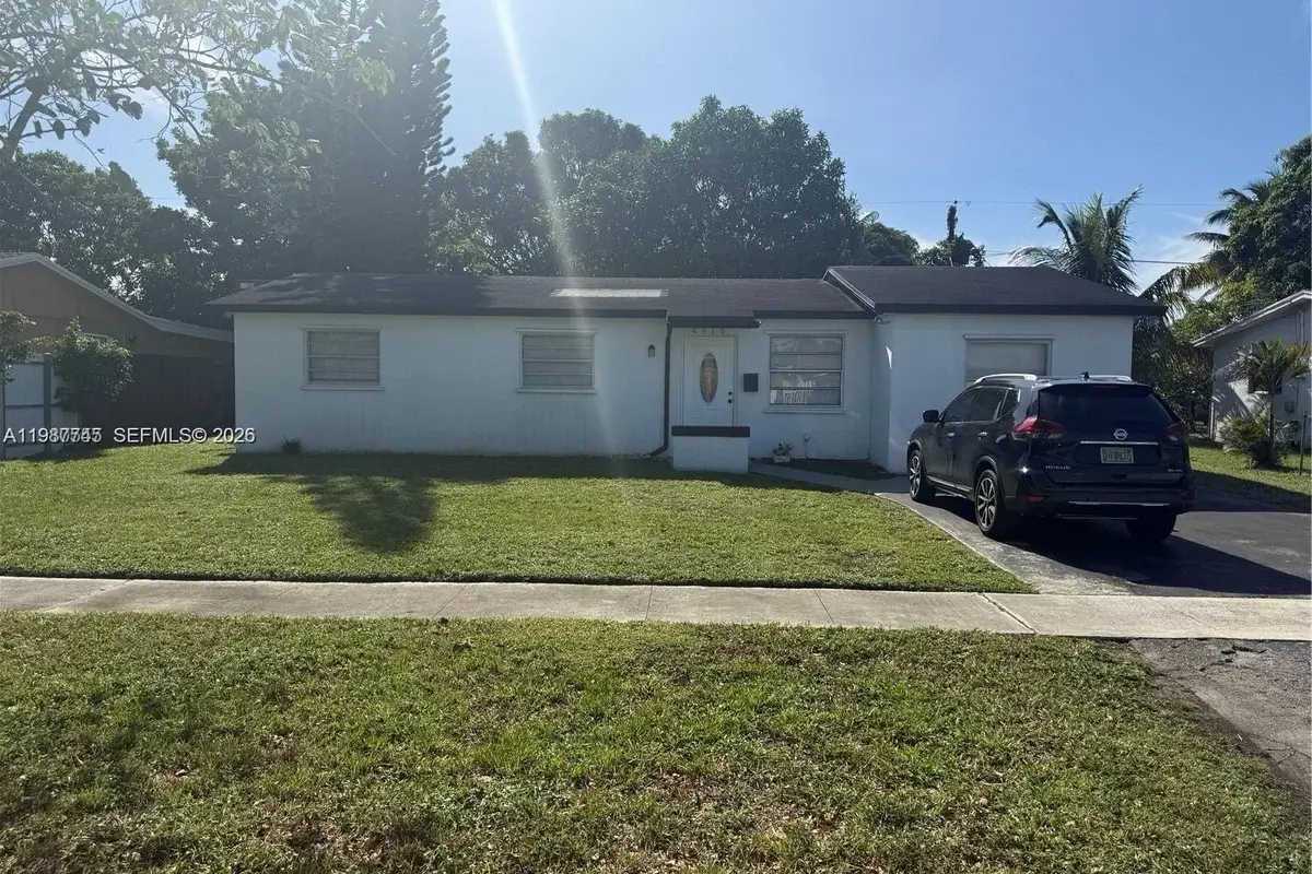 4910 NW 18th St, Lauderhill: photo 1 of 3