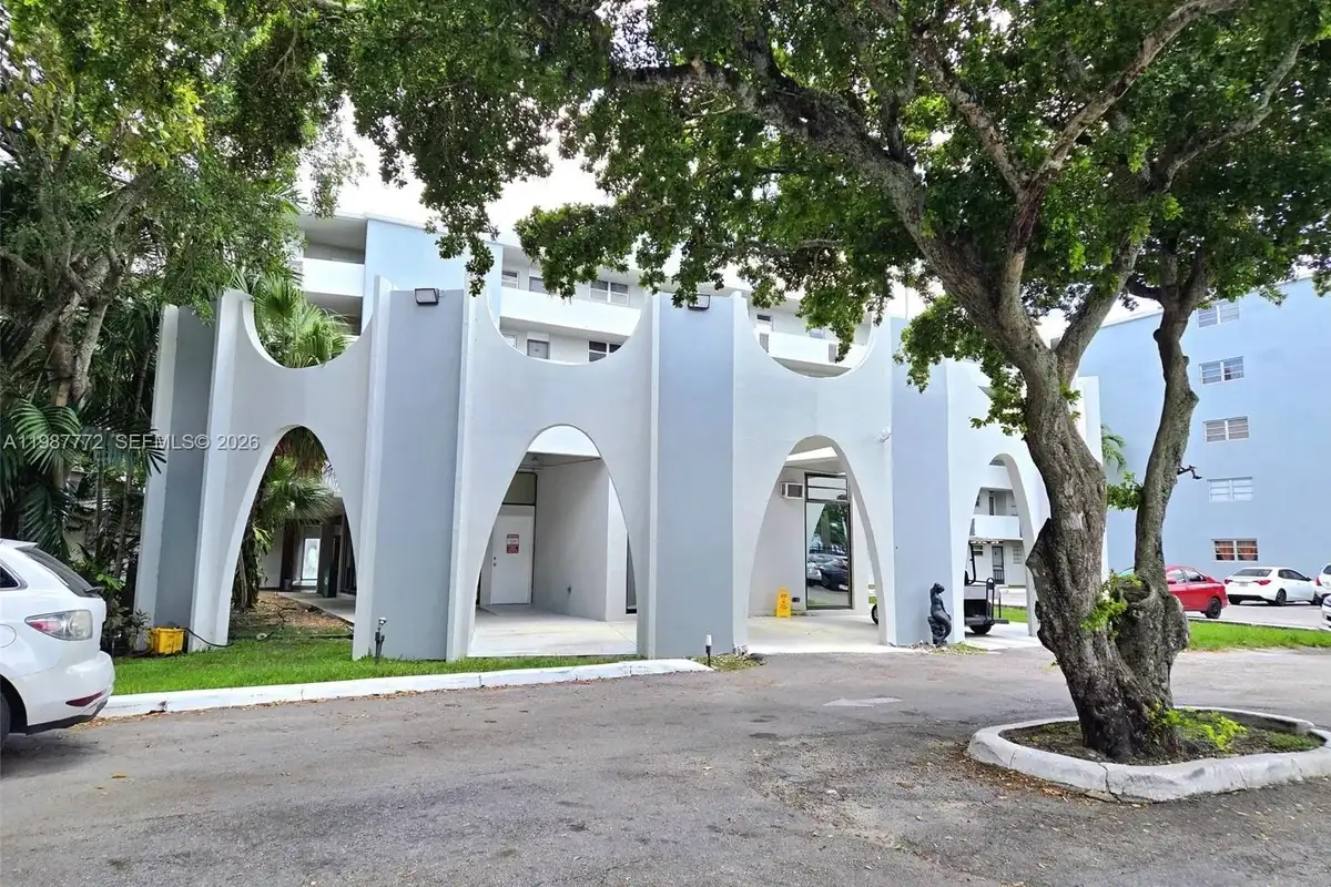 1700 NE 191st St #100, Miami: photo 1 of 30