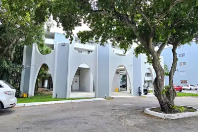 1700 NE 191st St #100, Miami: photo 1 of 30